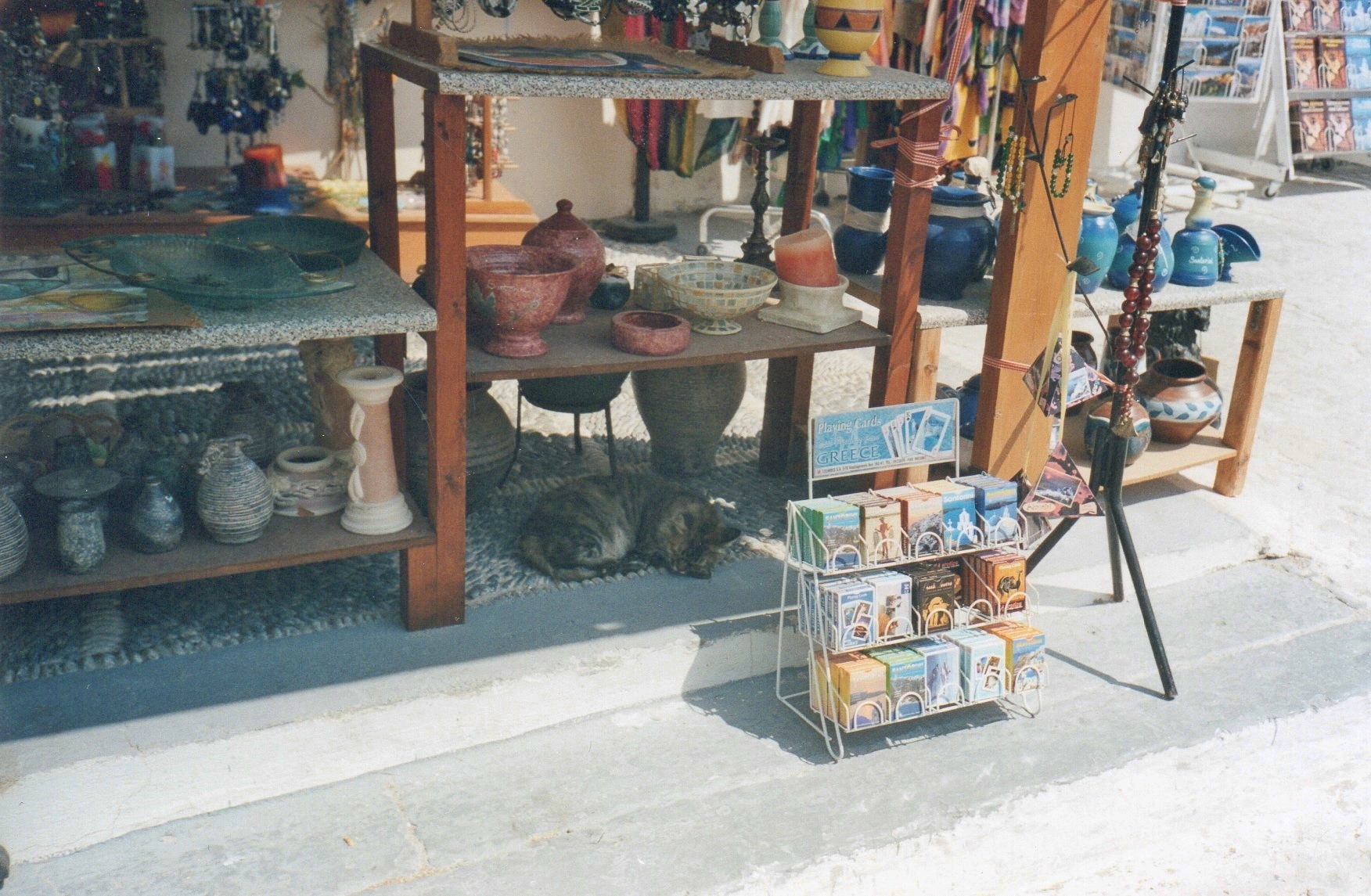Fira, un negozio di souvenir - a souvenir shop in Fira