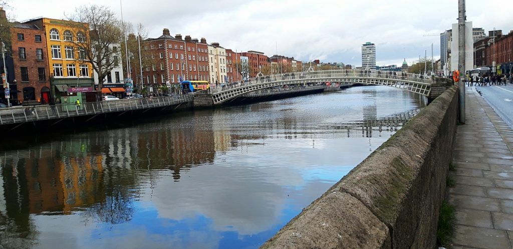 Dublino, vista sul fiume Liffey e ponte Ha'penny - Dublin, river Liffey